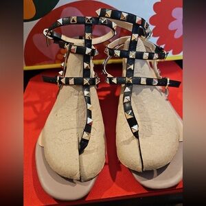 Kaitlyn Pan beige base w/black straps sandals encrusted w/golden rock-studs sz 8